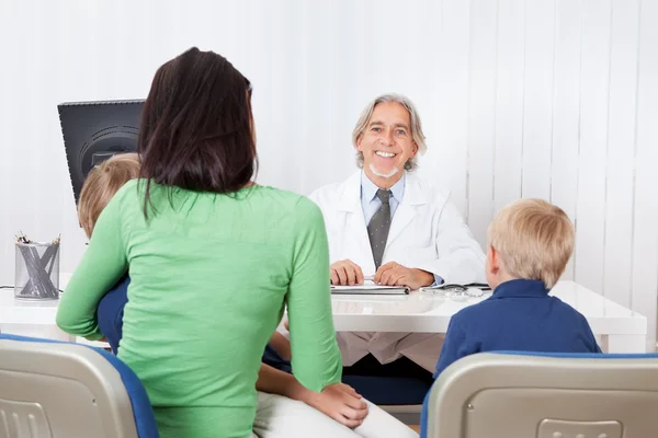 Moeder met kinderen op artsen kantoor — Stockfoto