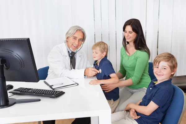 Madre con hijos en el consultorio médico — Foto de Stock