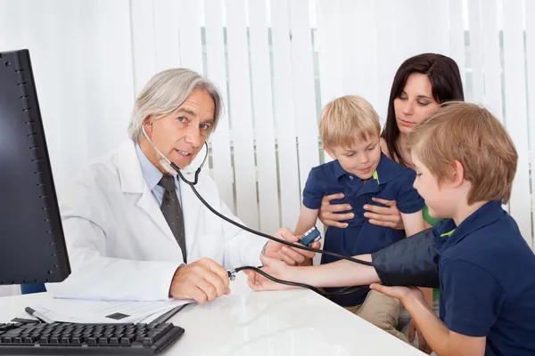 Ibu dengan anak-anak di kantor dokter — Stok Foto