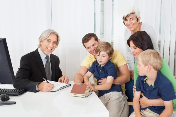 Familia en agencia inmobiliaria — Foto de Stock