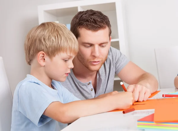 Jonge gezin tekenen met kleurrijke potloden — Stockfoto