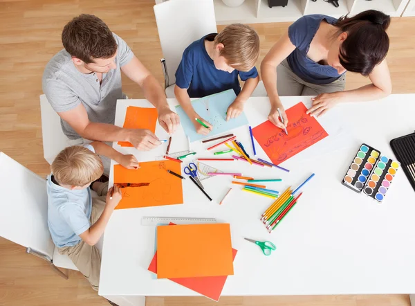 Jonge gezin tekenen met kleurrijke potloden — Stockfoto