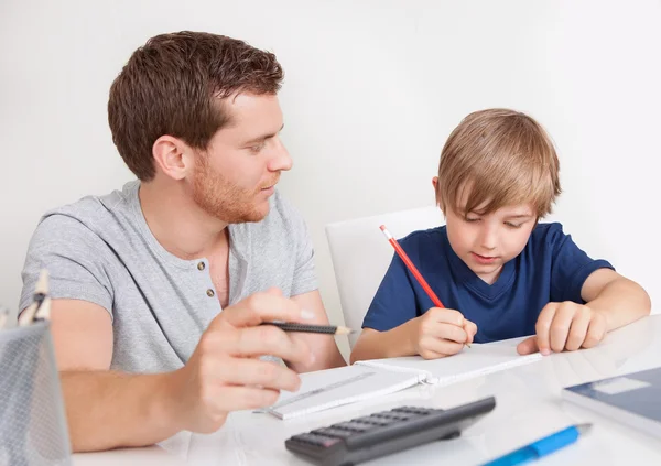 Jeune garçon faisant ses devoirs — Photo