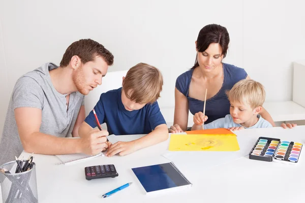 Молодий сімейний малюнок з барвистими олівцями — стокове фото