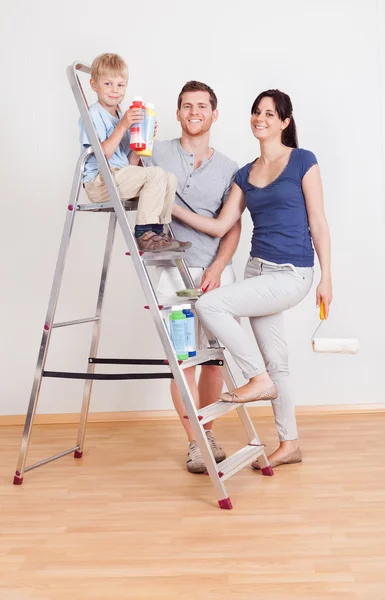 一对年轻夫妇在家里画墙壁 — 图库照片