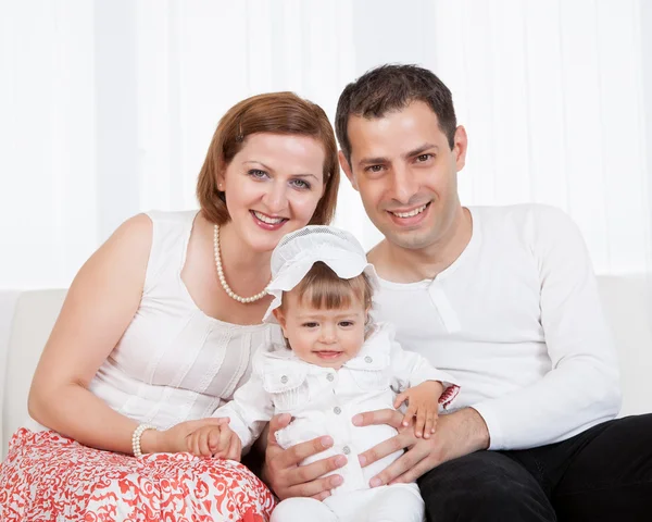 Trotse ouders met hun baby — Stockfoto