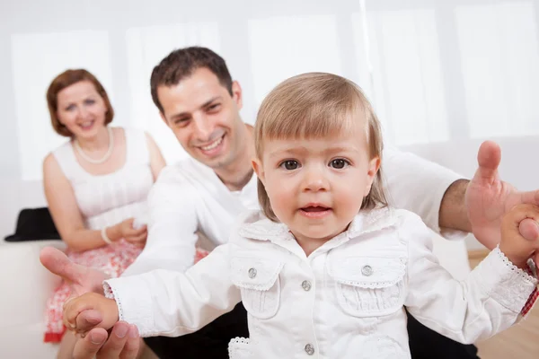 Orgullosos padres con su bebé —  Fotos de Stock