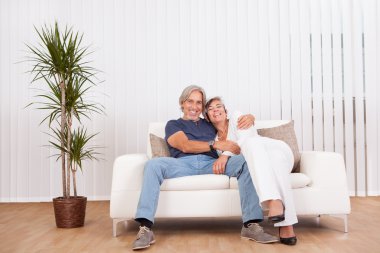 mutlu gülümseyen kıdemli Çift