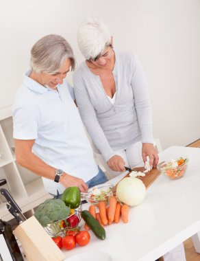 Orta yaşlı çift bir yemek hazırlama