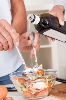 Orta yaşlı çift bir yemek hazırlama