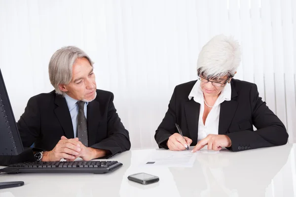 Partner senior a una riunione di lavoro — Foto Stock