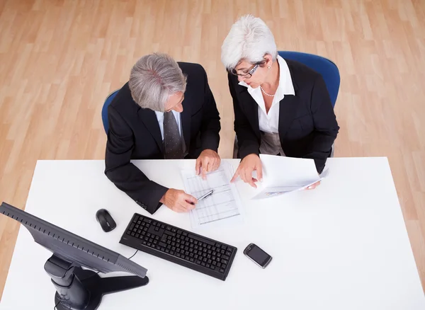 Socios senior en una reunión de negocios — Foto de Stock