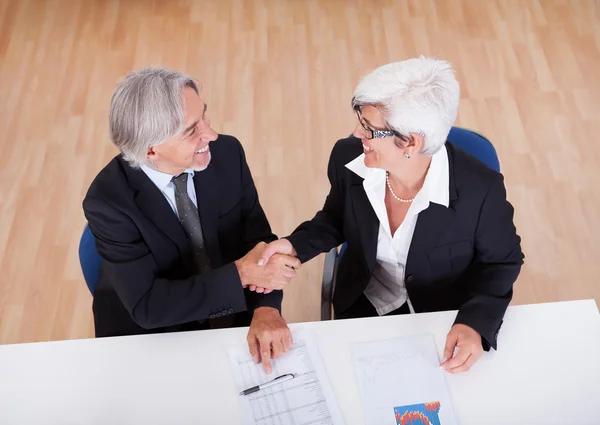 Overhead view of business handshake — Stock Photo, Image