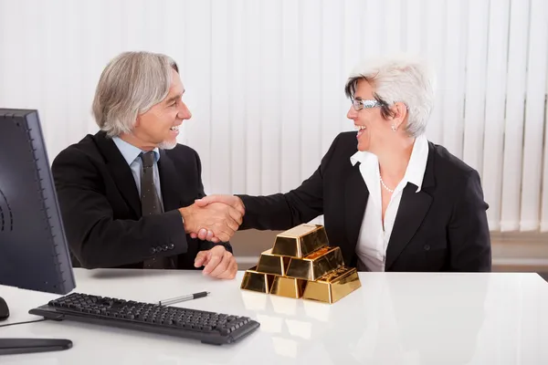 Empresária com barras de ouro bullion — Fotografia de Stock