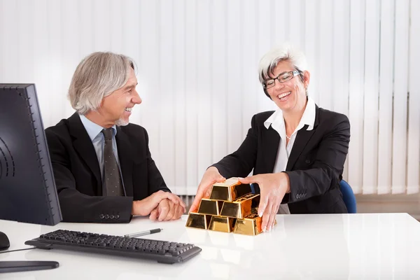 Empresária com barras de ouro bullion — Fotografia de Stock