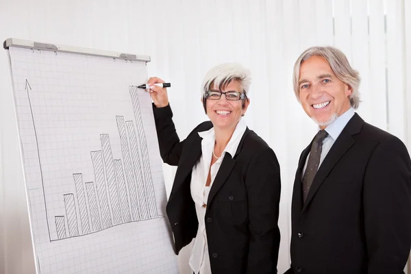 Empresária desenhando um gráfico de barras — Fotografia de Stock