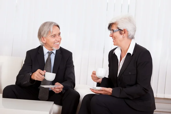 Senior businesspeople on coffee break — Stock Photo, Image