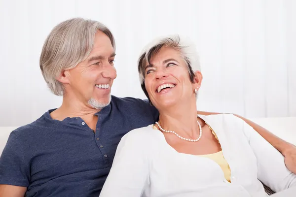 Glücklich lächelndes Seniorenpaar — Stockfoto