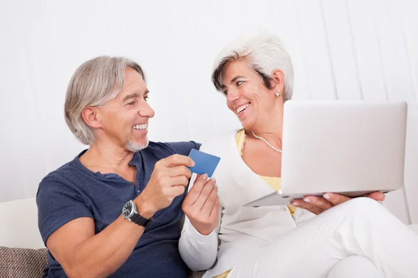 Pareja feliz haciendo una compra en línea — Foto de Stock