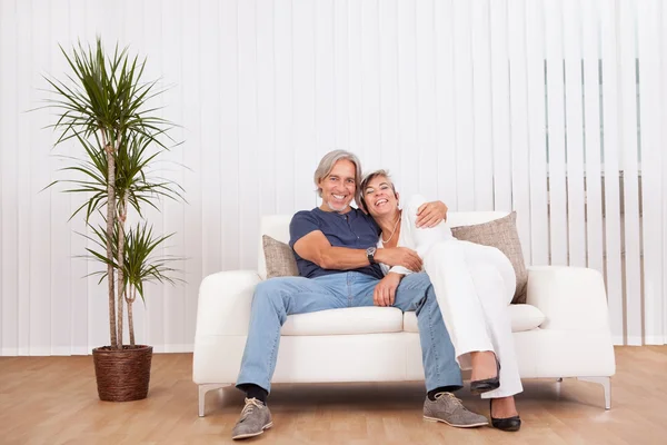 mutlu gülümseyen kıdemli Çift