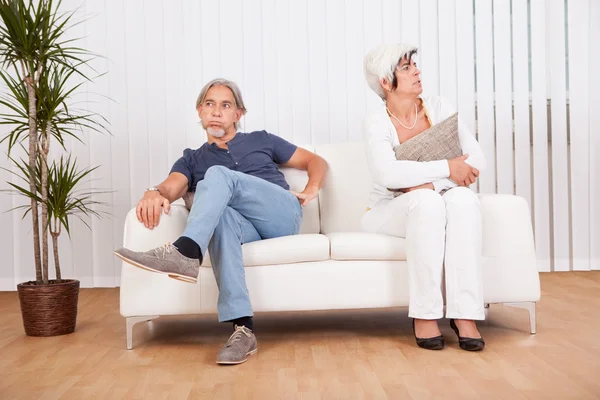 Pareja mayor después de una discusión — Foto de Stock