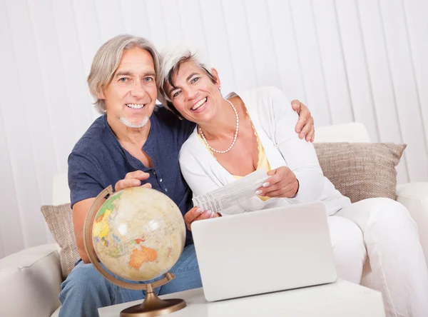 Extatisk par visar holiday biljetter — Stockfoto
