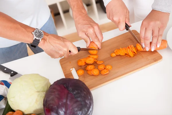 Coppia di mezza età che prepara un pasto — Foto Stock