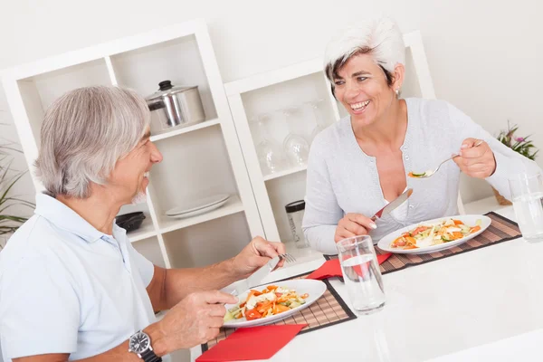 年配のカップルがあり、食事を食べる — ストック写真