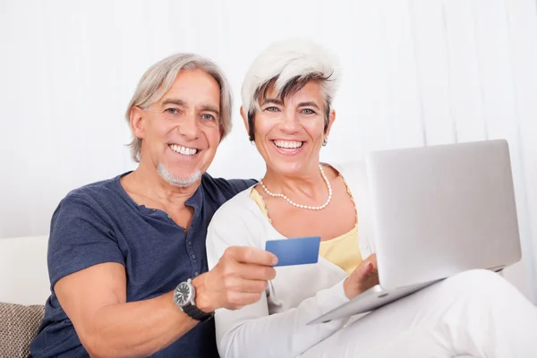 Happy couple making an online purchase — Stock Photo, Image