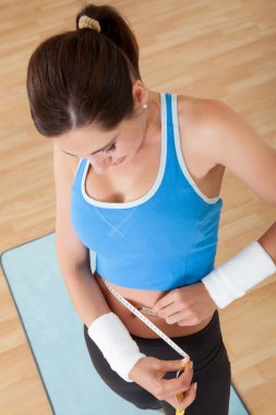 mutlu bir kadın beline ölçme