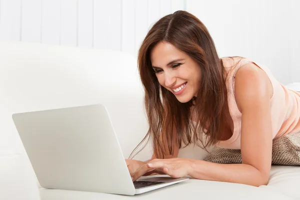 Jonge vrouw met laptop — Stockfoto