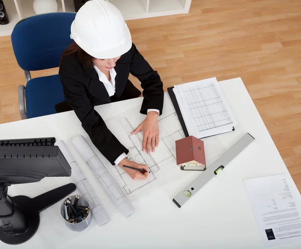 Businesswoman In Hardhat With Blueprints — Stock Photo, Image