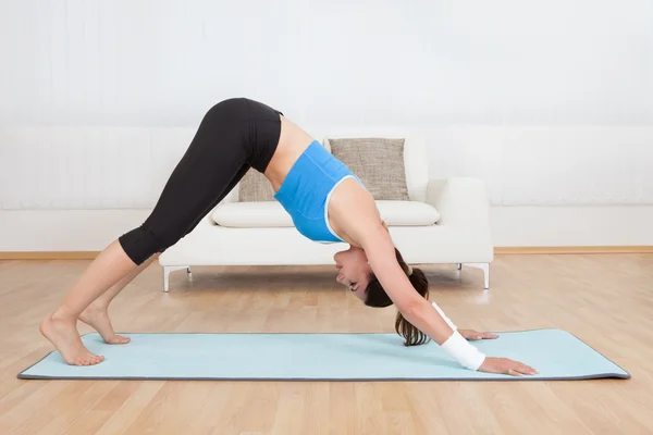 Mujer haciendo ejercicio — Foto de Stock