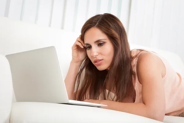 Jovem mulher usando laptop — Fotografia de Stock