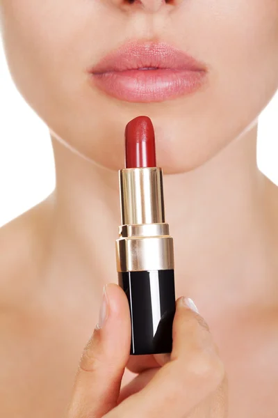 Attraktive Frau, die Lippenstift aufträgt — Stockfoto