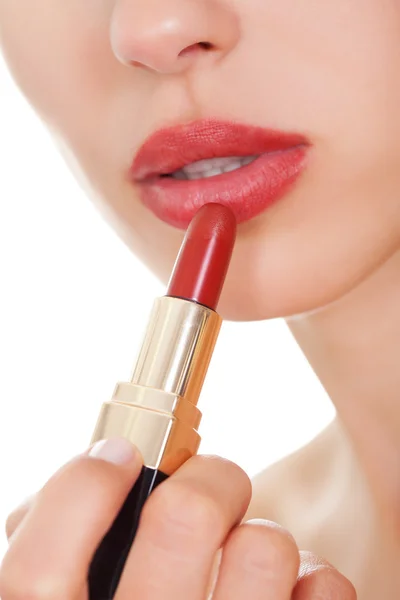 립스틱을 적용 하는 매력적인 여자 — 스톡 사진