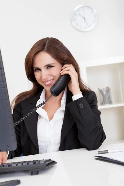 Geschäftsfrau am Telefon — Stockfoto