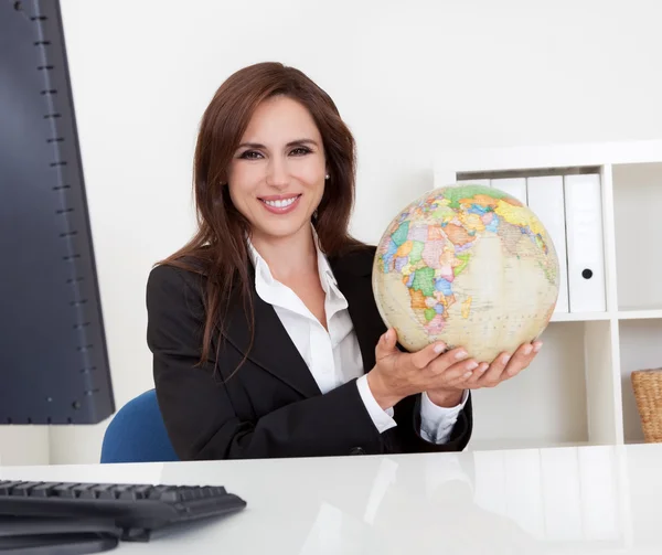 Бізнес-леді тримає глобус — стокове фото