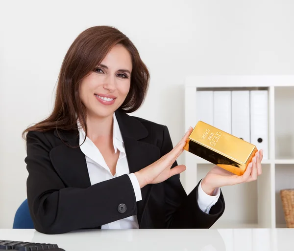 Empresária Segurando Gold Bar — Fotografia de Stock