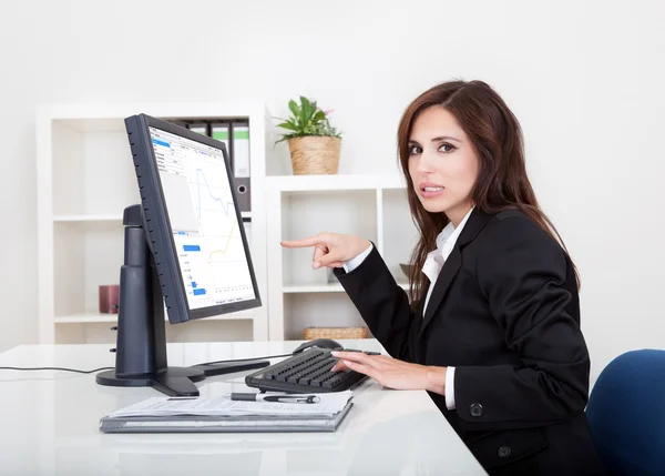 Businesswoman Showing Graph — Stockfoto