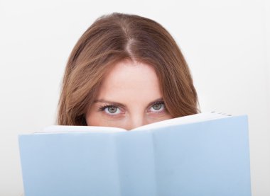 Kitap okuyan genç bir kadın.