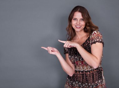 boşaltmak için işaret eden kadın