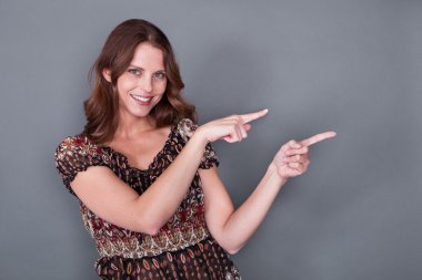 boşaltmak için işaret eden kadın