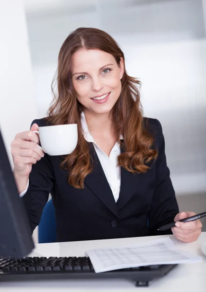 Femme d'affaires buvant une tasse de thé — Photo