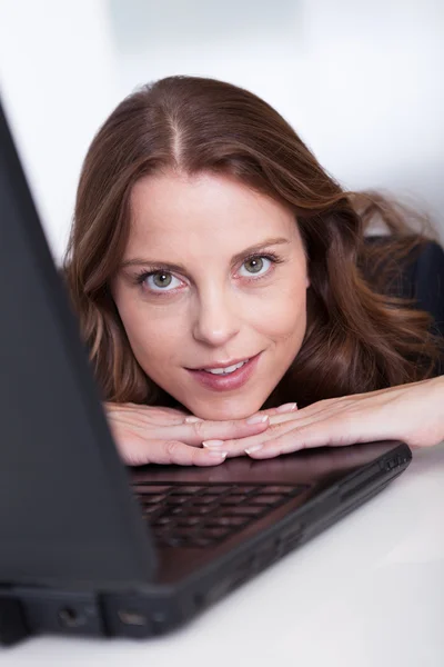 Улыбающаяся женщина с ноутбуком — стоковое фото