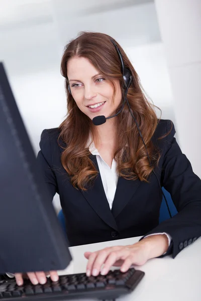 Recepcionista sorridente ou trabalhador de call center — Fotografia de Stock