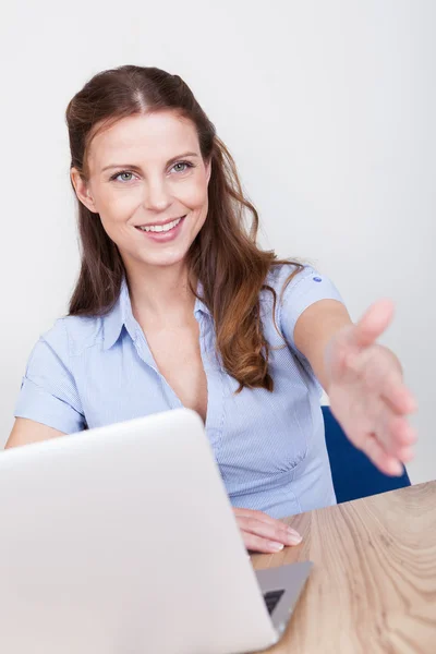 Jonge vrouw met handen schudden — Stockfoto