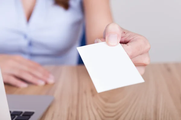 Geschäftsfrau bietet ihre Karte an — Stockfoto