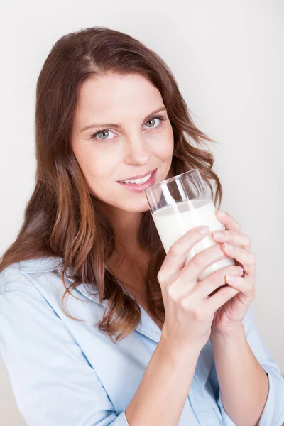 Donna che beve un bicchiere di latte — Foto Stock