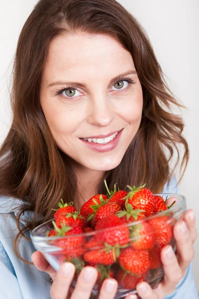 Vrouw genieten van een kom van aardbeien — Stockfoto